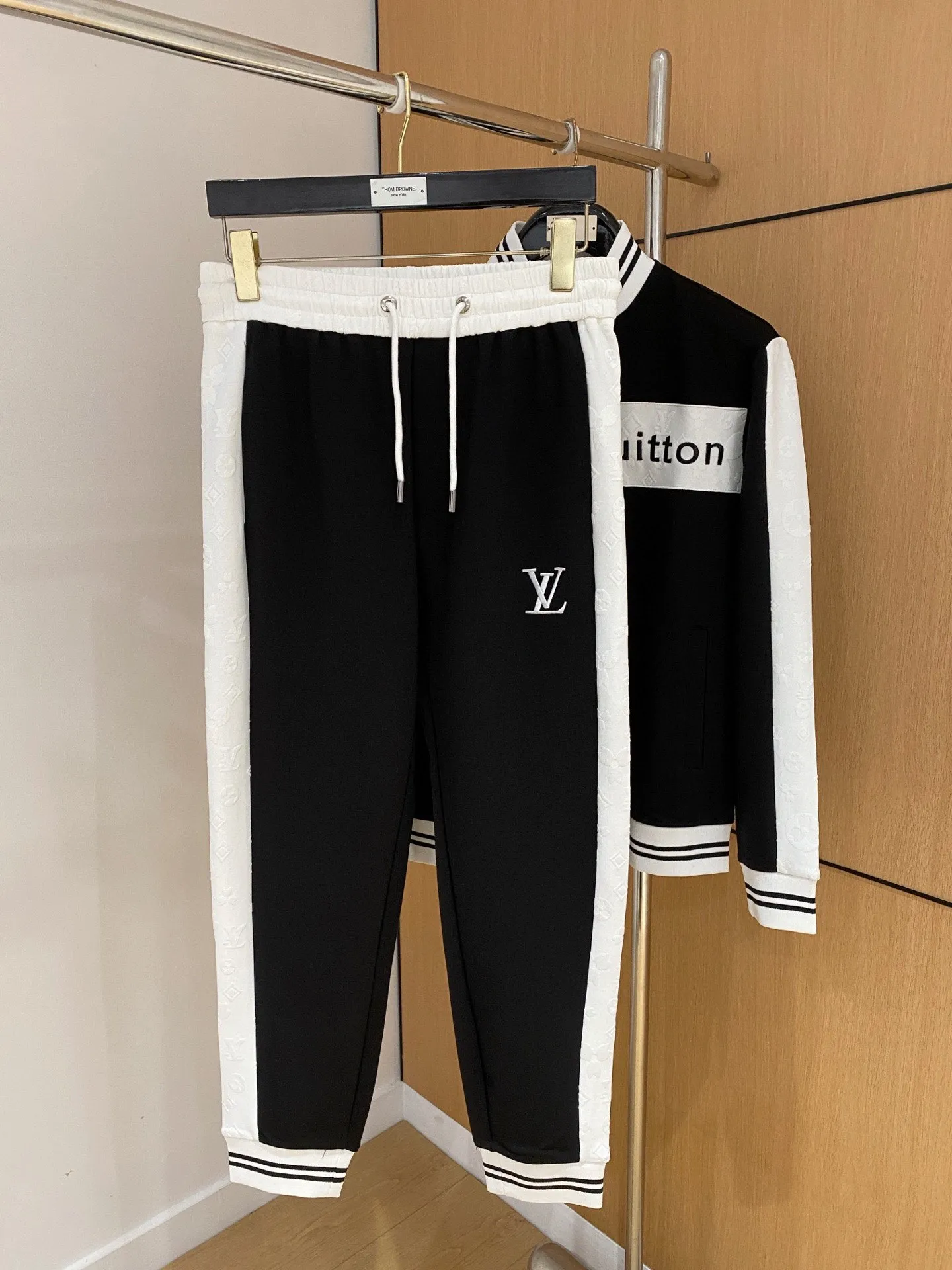 🅿️720 [LV Louis Vuitton] hot-selling suit is coming. Focus on the original version of the official website. 2025 new hot-selling cardigan and sweatshirt suit. The original order is the best. 🇭🇰The meticulous work of top designers. It has a fitting and perfect upper body effect. All-natural high-quality Tencel Roman cotton 100%, close-fitting comfort, noble and elegant! Original hardware embodies elegance and nobility! Counter size: M-3XL (maximum wear up to 190 pounds)